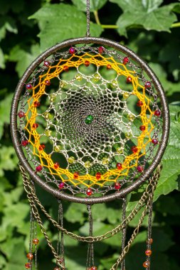 El yapımı rüya yakalayıcı iple asılı tüyler konu ve boncuk