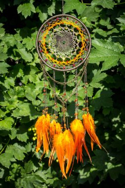 El yapımı rüya yakalayıcı iple asılı tüyler konu ve boncuk