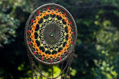 El yapımı rüya yakalayıcı iple asılı tüyler konu ve boncuk