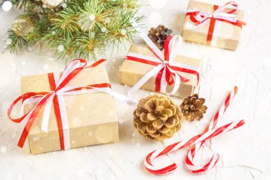 Çam kozalakları, çam dalları, hediye kutuları ve şekerler ile Noel ve yeni yıl süslemeleri arka plan