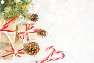 Çam kozalakları, çam dalları, hediye kutuları ve şekerler ile Noel ve yeni yıl süslemeleri arka plan