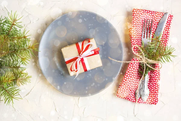 Weihnachtstisch mit Geschenk auf Teller auf weißem Tisch. Weihnachtskonzept von oben — Stockfoto