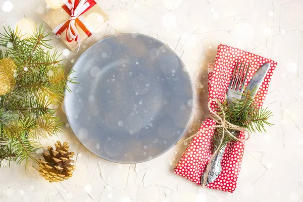 Christmas dukning med gåva grå platta på vitt bord. Xmas konceptet ovanifrån — Stockfoto