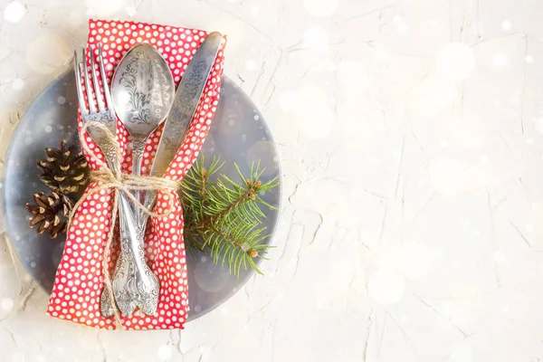 Jul menyn bakgrund med gaffel kniv servett och fir tree brunch på vitt bord. Kopia utrymme, ovanifrån — Stockfoto