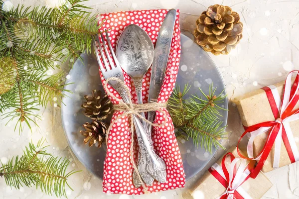 Weihnachtstisch mit Zuckerrohr, Weihnachtsbaum, Tannenzapfen und Geschenk, auf weißem Tisch, Kopierraum von oben — Stockfoto