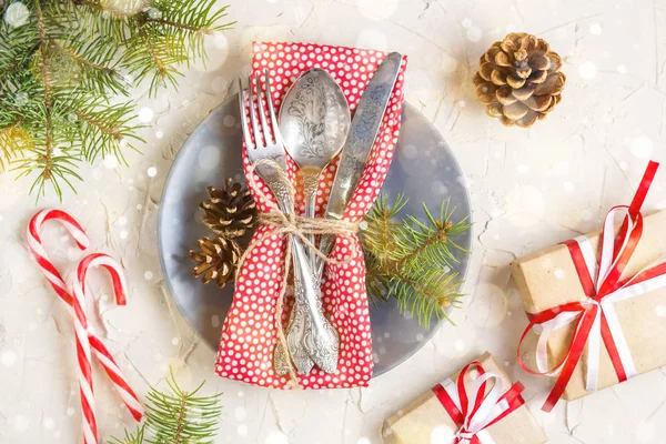 Weihnachtstisch mit Zuckerrohr, Weihnachtsbaum, Tannenzapfen und Geschenk, auf weißem Tisch, Kopierraum von oben — Stockfoto