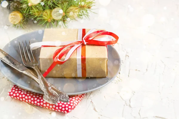 Vánoční prostírání s darem na štítku na bílém stole. Pohled shora koncept Xmas — Stock fotografie