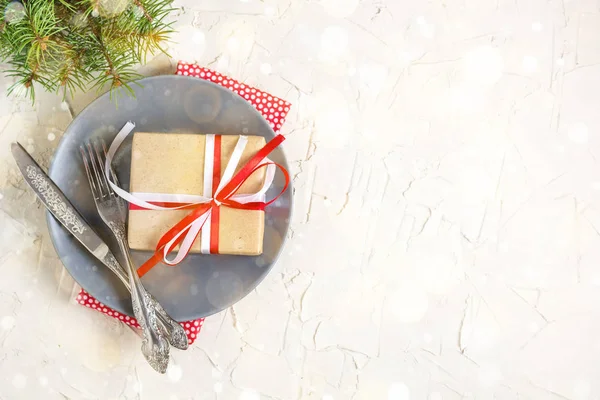 Weihnachtstisch mit Geschenk auf Teller auf weißem Tisch. xmas concept Draufsicht mit Kopierraum — Stockfoto