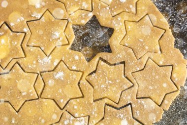 Karanlık masaya ham Noel ev yapımı kurabiye hamuru silindir dışarı