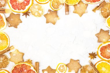 Copyspace ile beyaz arka plan üzerinde çeşitli narenciye zencefilli ve baharat kurutulmuş dilimleri Sınır