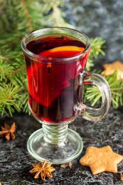 Zencefil bisküvi portakal tarçın karanfil anason ve karanlık masada köknar ağacı ile Noel mulled şarap