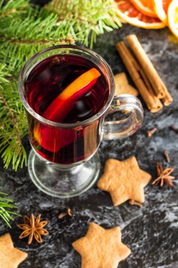 Zencefil bisküvi portakal tarçın karanfil anason ve karanlık masada köknar ağacı ile Noel mulled şarap