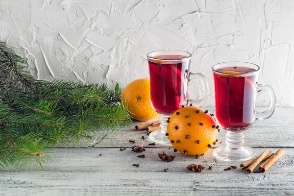 Vino caliente con especias de Navidad con canela naranja y anís sobre fondo de madera blanca — Foto de Stock