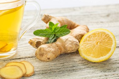 Nane aromalı zencefil çayı ve beyaz ahşap arka planda bal. Sıcak, sağlıklı kış içeceği