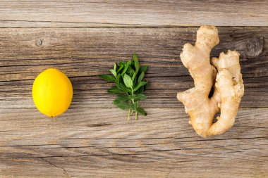 Taze zencefilli limon ve ahşap zemin üzerinde nane.