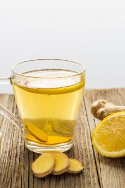 Ahşap zemin üzerinde limonlu ve ballı zencefil çayı. Sıcak, sağlıklı kış içeceği