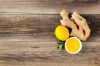 Zencefil kökü nane ve bal malzemesi, ahşap arka planda doğal sıcak içecek için.