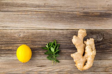 Taze zencefilli limon ve ahşap zemin üzerinde nane.