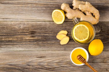 Ahşap zemin üzerinde limonlu ve ballı zencefil çayı. Sıcak, sağlıklı kış içeceği