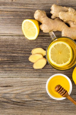 Ahşap zemin üzerinde limonlu ve ballı zencefil çayı. Sıcak, sağlıklı kış içeceği