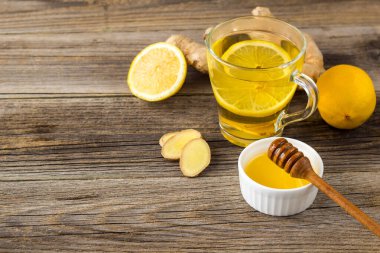 Ahşap zemin üzerinde limonlu ve ballı zencefil çayı. Sıcak, sağlıklı kış içeceği