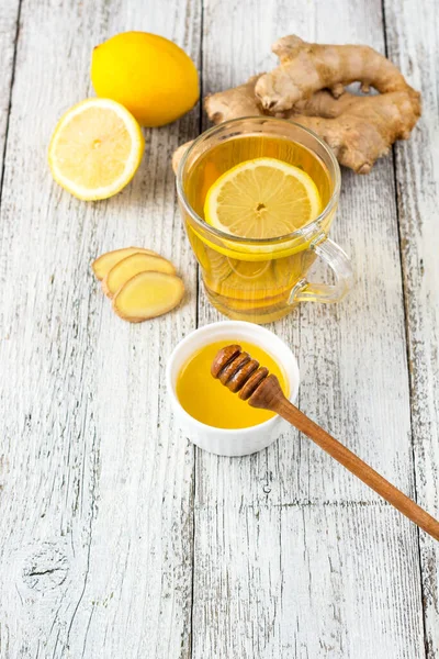 Имбирный чай с лимоном и медом на белом деревянном фоне. Горячий здоровый зимний напиток — стоковое фото