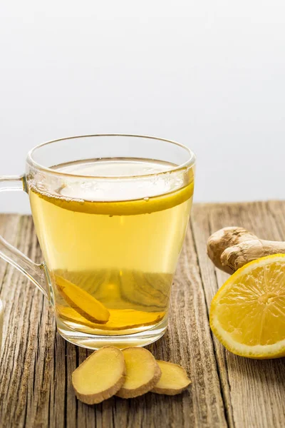 Имбирный чай с лимоном и медом на деревянном фоне. Горячий здоровый зимний напиток — стоковое фото