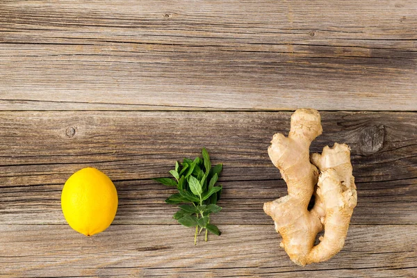 Taze zencefilli limon ve ahşap zemin üzerinde nane.