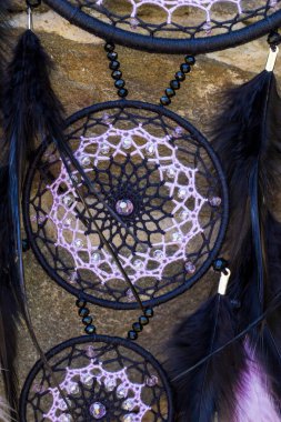 El yapımı rüya yakalayıcı iple asılı tüyler konu ve boncuk