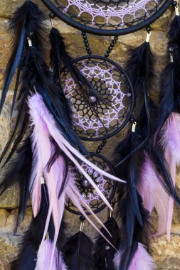 El yapımı rüya yakalayıcı iple asılı tüyler konu ve boncuk