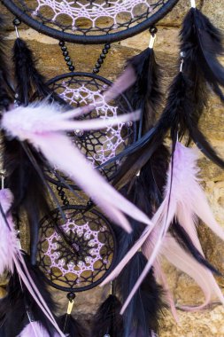 El yapımı rüya yakalayıcı iple asılı tüyler konu ve boncuk