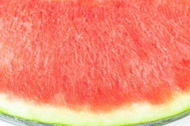 Yeşil kabuklu, tohumsuz karpuzun kırmızı dokusuna yakın çekim