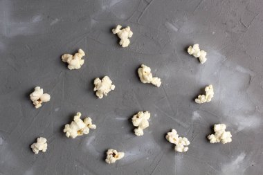 Gri taş arka planda patlamış mısır deseni var. Üst görünüm.