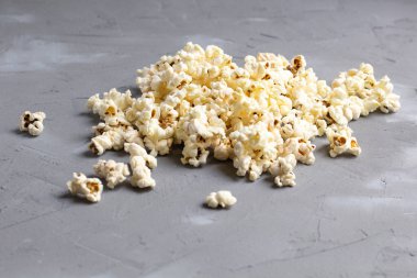 Gri taşlı arka planda lezzetli taze patlamış mısır yığını