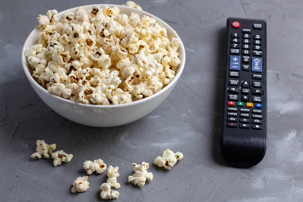 Biała Miska Popcornu Pilot Telewizyjny Szarym Tle Koncepcja Oglądania Telewizji — Zdjęcie stockowe
