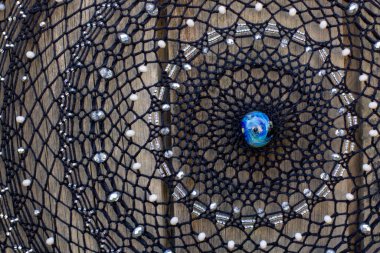 Tüylü, boncuklu ipleri sallanan bir düş kapanı. El yapımı düş kapanı.