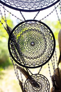 Tüylü, boncuklu ipleri sallanan bir düş kapanı. El yapımı düş kapanı.