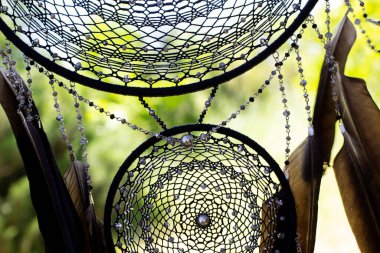 Tüylü, boncuklu ipleri sallanan bir düş kapanı. El yapımı düş kapanı.