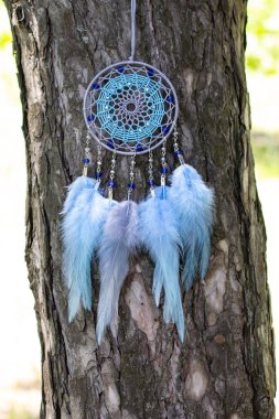 Tüylü, boncuklu ipleri sallanan bir düş kapanı. El yapımı düş kapanı.