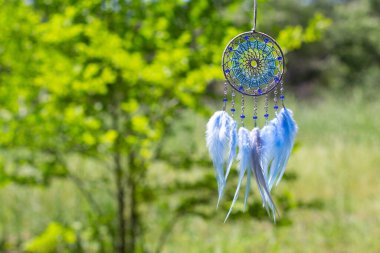 Tüylü, boncuklu ipleri sallanan bir düş kapanı. El yapımı düş kapanı.