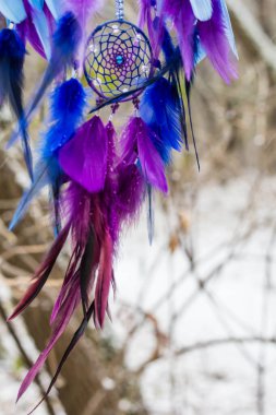 Tüylü, boncuklu ipleri sallanan bir düş kapanı. El yapımı düş kapanı.