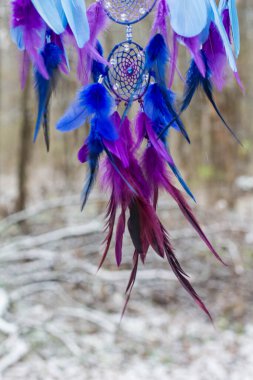 Tüylü, boncuklu ipleri sallanan bir düş kapanı. El yapımı düş kapanı.