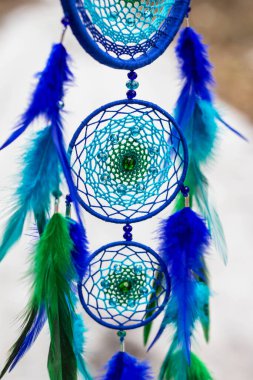 Tüylü, boncuklu ipleri sallanan bir düş kapanı. El yapımı düş kapanı.