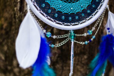 Tüylü, boncuklu ipleri sallanan bir düş kapanı. El yapımı düş kapanı.