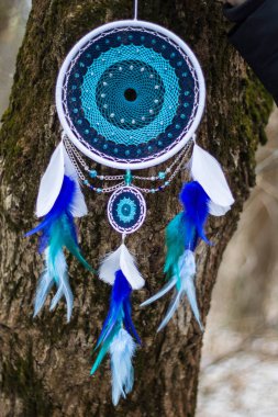 Tüylü, boncuklu ipleri sallanan bir düş kapanı. El yapımı düş kapanı.