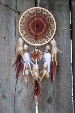 Tüylü, boncuklu ipleri sallanan bir düş kapanı. El yapımı düş kapanı.