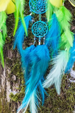 Tüylü, boncuklu ipleri sallanan bir düş kapanı. El yapımı düş kapanı.