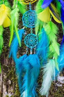 Tüylü, boncuklu ipleri sallanan bir düş kapanı. El yapımı düş kapanı.