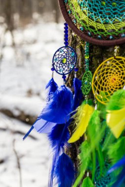 Tüylü, boncuklu ipleri sallanan bir düş kapanı. El yapımı düş kapanı.