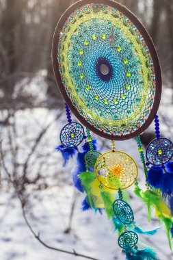 Tüylü, boncuklu ipleri sallanan bir düş kapanı. El yapımı düş kapanı.